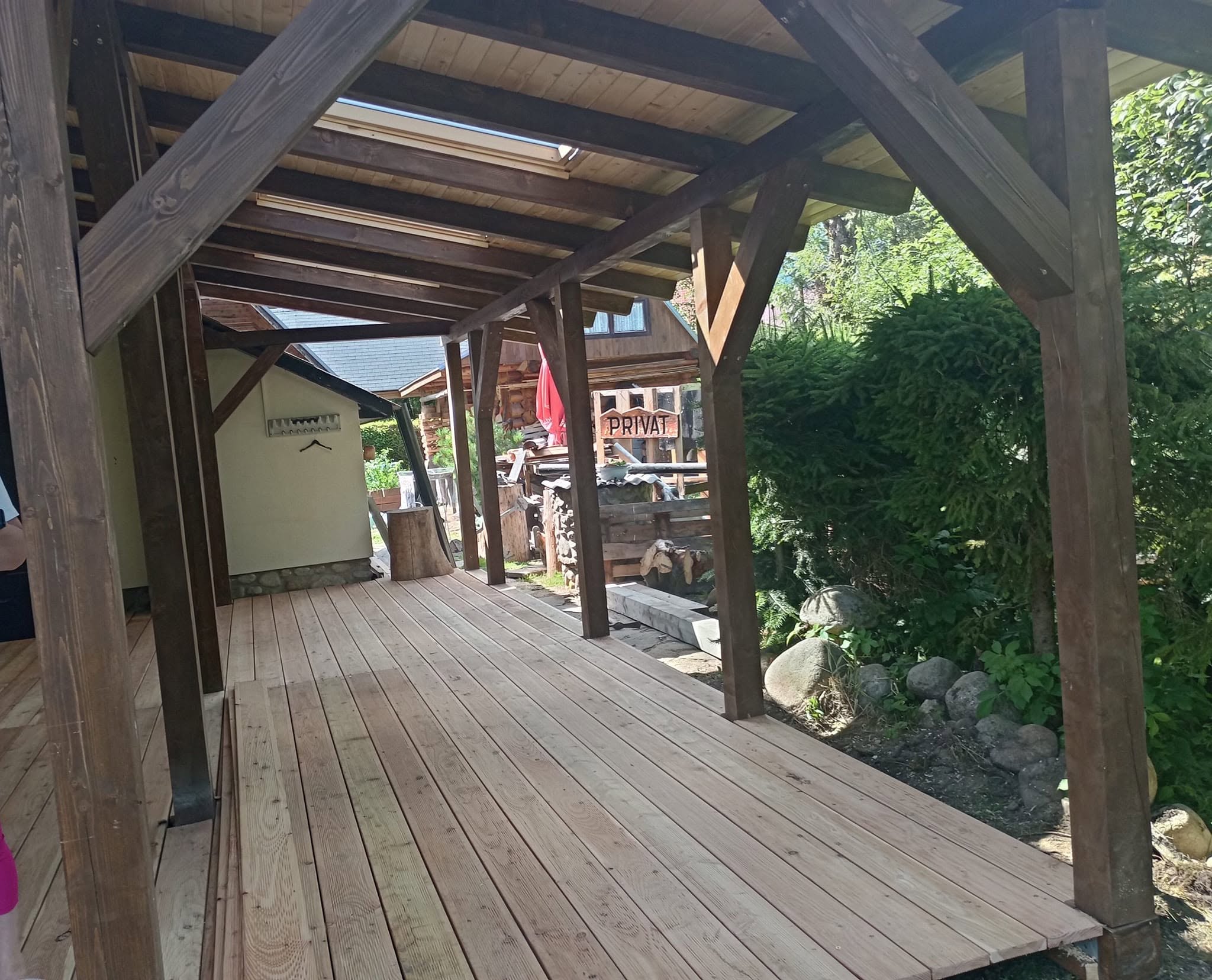 Drevený balkon na rodinnom dome v horskom prostredí
