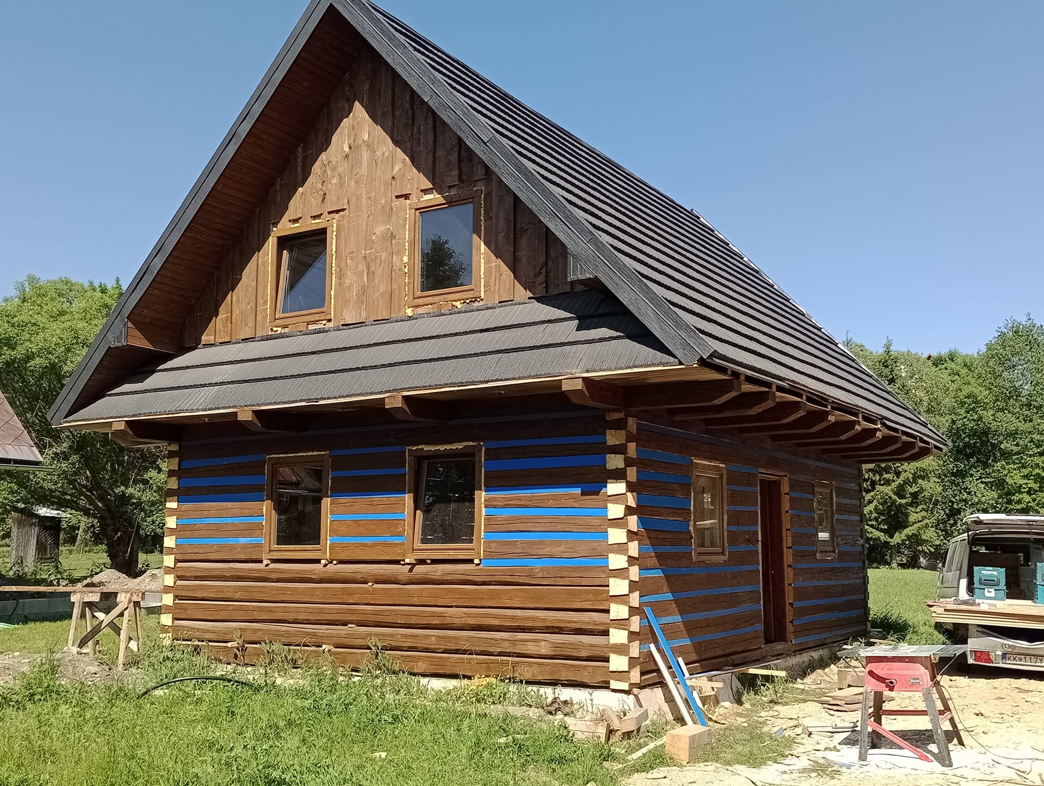 Drevený zrubový dom v štádiu výstavby
